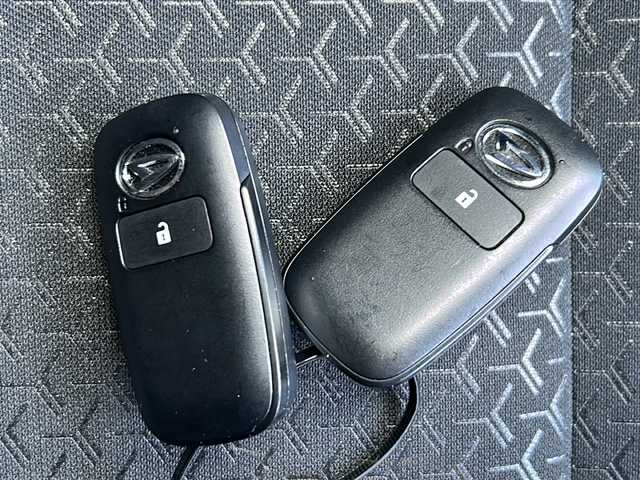 ダイハツ ロッキー L 長野県 2025(令7)年 2.9万km コンパーノレッド 禁煙車/４WD/スマートアシスト/・衝突回避支援ブレーキ/・衝突警報機能/・ブレーキ制御付誤発進抑制機能/・車線逸脱抑制制御機能/・車線逸脱警報機能/・先行車発進お知らせ機能/・進入禁止標識認識機能/・レーンキープコントロール/・コーナーセンサー/シートヒーター/ステアリングスイッチ/LEDヘッドライト/オートライト/スマートキー/Pスタート/電動格納ミラー/純正ラバーマット