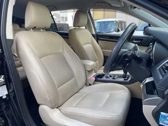 スバル アウトバック リミテッド 福岡県 2017(平29)年 4.7万km クリスタルブラックシリカ 純正ナビ/AppleCarPlay/SD/DISC/iPod/USB/TV/Bluetooth/RADIO/AUX/SI-DEIVE/アイサイト/横滑り/バックカメラ/プッシュスタート/シートヒーター（全席）/純正フロアマット/プリクラッシュ/アイドリングストップ/クルーズコントロール/ハンズフリー/オートライト/電動格納ミラー/パワーリヤゲート/キープレーンアシスト/ステアリングヒーター/車線逸脱警報/ヒルスタートアシスト/パドルシフト/後側方センサー/純正AW/フォグランプ/ETC/保証書/取扱説明書/スペアキー×１