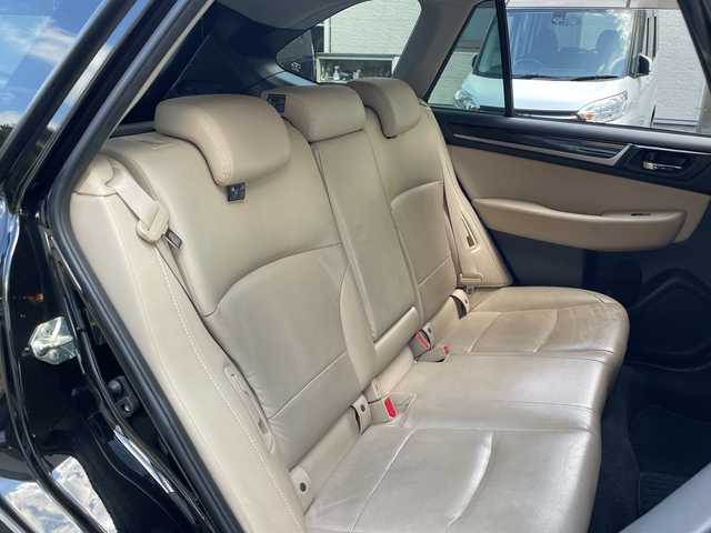 スバル アウトバック リミテッド 福岡県 2017(平29)年 4.7万km クリスタルブラックシリカ 純正ナビ/AppleCarPlay/SD/DISC/iPod/USB/TV/Bluetooth/RADIO/AUX/SI-DEIVE/アイサイト/横滑り/バックカメラ/プッシュスタート/シートヒーター（全席）/純正フロアマット/プリクラッシュ/アイドリングストップ/クルーズコントロール/ハンズフリー/オートライト/電動格納ミラー/パワーリヤゲート/キープレーンアシスト/ステアリングヒーター/車線逸脱警報/ヒルスタートアシスト/パドルシフト/後側方センサー/純正AW/フォグランプ/ETC/保証書/取扱説明書/スペアキー×１