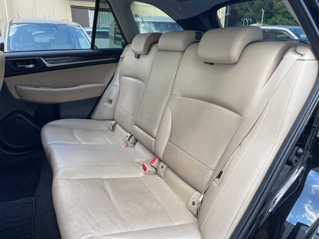 スバル アウトバック リミテッド 福岡県 2017(平29)年 4.7万km クリスタルブラックシリカ 純正ナビ/AppleCarPlay/SD/DISC/iPod/USB/TV/Bluetooth/RADIO/AUX/SI-DEIVE/アイサイト/横滑り/バックカメラ/プッシュスタート/シートヒーター（全席）/純正フロアマット/プリクラッシュ/アイドリングストップ/クルーズコントロール/ハンズフリー/オートライト/電動格納ミラー/パワーリヤゲート/キープレーンアシスト/ステアリングヒーター/車線逸脱警報/ヒルスタートアシスト/パドルシフト/後側方センサー/純正AW/フォグランプ/ETC/保証書/取扱説明書/スペアキー×１