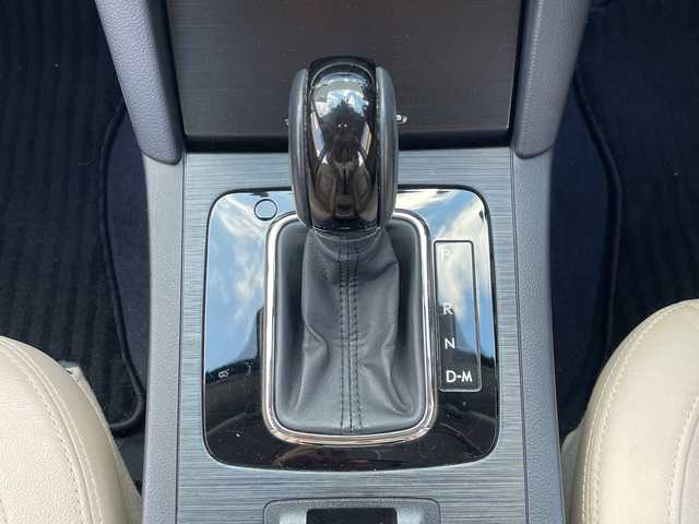 スバル アウトバック リミテッド 福岡県 2017(平29)年 4.7万km クリスタルブラックシリカ 純正ナビ/AppleCarPlay/SD/DISC/iPod/USB/TV/Bluetooth/RADIO/AUX/SI-DEIVE/アイサイト/横滑り/バックカメラ/プッシュスタート/シートヒーター（全席）/純正フロアマット/プリクラッシュ/アイドリングストップ/クルーズコントロール/ハンズフリー/オートライト/電動格納ミラー/パワーリヤゲート/キープレーンアシスト/ステアリングヒーター/車線逸脱警報/ヒルスタートアシスト/パドルシフト/後側方センサー/純正AW/フォグランプ/ETC/保証書/取扱説明書/スペアキー×１