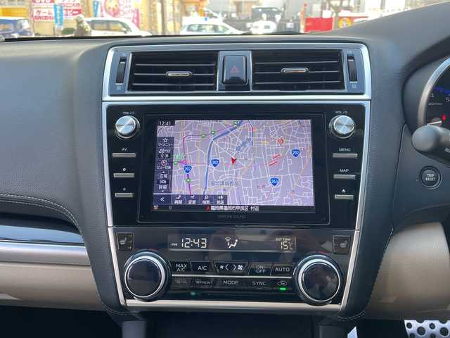 スバル アウトバック リミテッド 福岡県 2017(平29)年 4.7万km クリスタルブラックシリカ 純正ナビ/AppleCarPlay/SD/DISC/iPod/USB/TV/Bluetooth/RADIO/AUX/SI-DEIVE/アイサイト/横滑り/バックカメラ/プッシュスタート/シートヒーター（全席）/純正フロアマット/プリクラッシュ/アイドリングストップ/クルーズコントロール/ハンズフリー/オートライト/電動格納ミラー/パワーリヤゲート/キープレーンアシスト/ステアリングヒーター/車線逸脱警報/ヒルスタートアシスト/パドルシフト/後側方センサー/純正AW/フォグランプ/ETC/保証書/取扱説明書/スペアキー×１