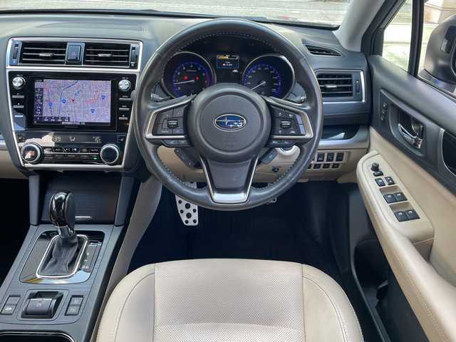 スバル アウトバック リミテッド 福岡県 2017(平29)年 4.7万km クリスタルブラックシリカ 純正ナビ/AppleCarPlay/SD/DISC/iPod/USB/TV/Bluetooth/RADIO/AUX/SI-DEIVE/アイサイト/横滑り/バックカメラ/プッシュスタート/シートヒーター（全席）/純正フロアマット/プリクラッシュ/アイドリングストップ/クルーズコントロール/ハンズフリー/オートライト/電動格納ミラー/パワーリヤゲート/キープレーンアシスト/ステアリングヒーター/車線逸脱警報/ヒルスタートアシスト/パドルシフト/後側方センサー/純正AW/フォグランプ/ETC/保証書/取扱説明書/スペアキー×１