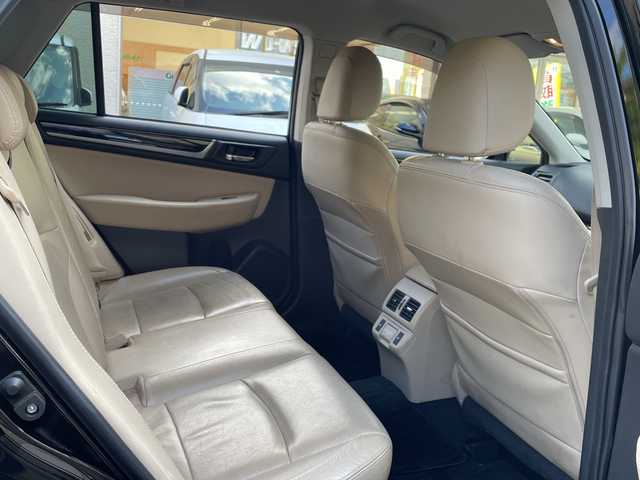 スバル アウトバック リミテッド 福岡県 2017(平29)年 4.7万km クリスタルブラックシリカ 純正ナビ/AppleCarPlay/SD/DISC/iPod/USB/TV/Bluetooth/RADIO/AUX/SI-DEIVE/アイサイト/横滑り/バックカメラ/プッシュスタート/シートヒーター（全席）/純正フロアマット/プリクラッシュ/アイドリングストップ/クルーズコントロール/ハンズフリー/オートライト/電動格納ミラー/パワーリヤゲート/キープレーンアシスト/ステアリングヒーター/車線逸脱警報/ヒルスタートアシスト/パドルシフト/後側方センサー/純正AW/フォグランプ/ETC/保証書/取扱説明書/スペアキー×１