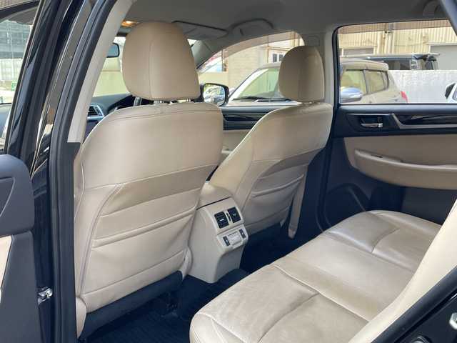 スバル アウトバック リミテッド 福岡県 2017(平29)年 4.7万km クリスタルブラックシリカ 純正ナビ/AppleCarPlay/SD/DISC/iPod/USB/TV/Bluetooth/RADIO/AUX/SI-DEIVE/アイサイト/横滑り/バックカメラ/プッシュスタート/シートヒーター（全席）/純正フロアマット/プリクラッシュ/アイドリングストップ/クルーズコントロール/ハンズフリー/オートライト/電動格納ミラー/パワーリヤゲート/キープレーンアシスト/ステアリングヒーター/車線逸脱警報/ヒルスタートアシスト/パドルシフト/後側方センサー/純正AW/フォグランプ/ETC/保証書/取扱説明書/スペアキー×１