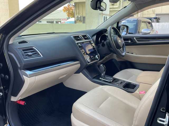 スバル アウトバック リミテッド 福岡県 2017(平29)年 4.7万km クリスタルブラックシリカ 純正ナビ/AppleCarPlay/SD/DISC/iPod/USB/TV/Bluetooth/RADIO/AUX/SI-DEIVE/アイサイト/横滑り/バックカメラ/プッシュスタート/シートヒーター（全席）/純正フロアマット/プリクラッシュ/アイドリングストップ/クルーズコントロール/ハンズフリー/オートライト/電動格納ミラー/パワーリヤゲート/キープレーンアシスト/ステアリングヒーター/車線逸脱警報/ヒルスタートアシスト/パドルシフト/後側方センサー/純正AW/フォグランプ/ETC/保証書/取扱説明書/スペアキー×１