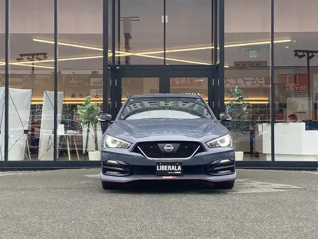日産 スカイライン ニスモ 福岡県 2024(令6)年 0.1万km未満 グレー ・１オーナー/・サンルーフ/・インテリジェントクルーズコントロール/・ＳＤナビ／ＵＳＢ／Ｂｌｕｅｔｏｏｔｈ／ＣＤ／ＤＶＤ／ＡＵＸ/・全方位カメラ/・ハーフレザーシート/・フルセグ/・純正１９ＡＷ/・プッシュスタート/・パーキングアシスト/・スマートキー/・レーンキープアシスト/・オートライト/・LEDライト/・保証書/・取扱説明書