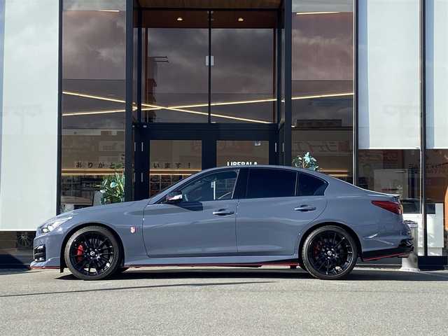 日産 スカイライン ニスモ 福岡県 2024(令6)年 0.1万km未満 グレー ・１オーナー/・サンルーフ/・インテリジェントクルーズコントロール/・ＳＤナビ／ＵＳＢ／Ｂｌｕｅｔｏｏｔｈ／ＣＤ／ＤＶＤ／ＡＵＸ/・全方位カメラ/・ハーフレザーシート/・フルセグ/・純正１９ＡＷ/・プッシュスタート/・パーキングアシスト/・スマートキー/・レーンキープアシスト/・オートライト/・LEDライト/・保証書/・取扱説明書