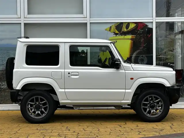 スズキ ジムニー XC 道北・旭川 2024(令6)年 0.3万km ピュアホワイトP ワンオーナー/メモリナビ（AVN-LS01W）/フルセグテレビ/BluetoothAUDIO/バックカメラ/アイドリングストップ/ウィンカーミラー/クルーズコントロール/プッシュスタート/LEDヘッドライト/オートライト/フォグランプ/前席シートヒーター/スズキセーフティーサポート/バックソナー/ヘッドライトウォッシャー
