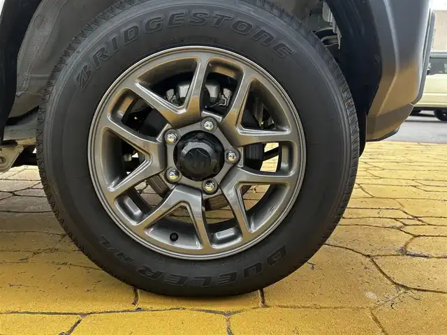 スズキ ジムニー XC 道北・旭川 2024(令6)年 0.3万km ピュアホワイトP ワンオーナー/メモリナビ（AVN-LS01W）/フルセグテレビ/BluetoothAUDIO/バックカメラ/アイドリングストップ/ウィンカーミラー/クルーズコントロール/プッシュスタート/LEDヘッドライト/オートライト/フォグランプ/前席シートヒーター/スズキセーフティーサポート/バックソナー/ヘッドライトウォッシャー