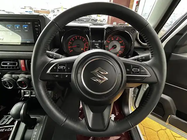 スズキ ジムニー XC 道北・旭川 2024(令6)年 0.3万km ピュアホワイトP ワンオーナー/メモリナビ（AVN-LS01W）/フルセグテレビ/BluetoothAUDIO/バックカメラ/アイドリングストップ/ウィンカーミラー/クルーズコントロール/プッシュスタート/LEDヘッドライト/オートライト/フォグランプ/前席シートヒーター/スズキセーフティーサポート/バックソナー/ヘッドライトウォッシャー