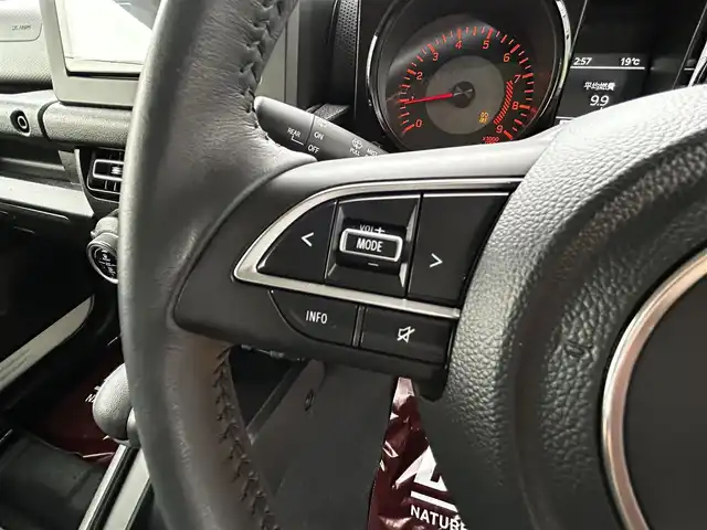 スズキ ジムニー XC 道北・旭川 2024(令6)年 0.3万km ピュアホワイトP ワンオーナー/メモリナビ（AVN-LS01W）/フルセグテレビ/BluetoothAUDIO/バックカメラ/アイドリングストップ/ウィンカーミラー/クルーズコントロール/プッシュスタート/LEDヘッドライト/オートライト/フォグランプ/前席シートヒーター/スズキセーフティーサポート/バックソナー/ヘッドライトウォッシャー