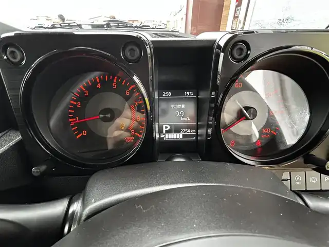 スズキ ジムニー XC 道北・旭川 2024(令6)年 0.3万km ピュアホワイトP ワンオーナー/メモリナビ（AVN-LS01W）/フルセグテレビ/BluetoothAUDIO/バックカメラ/アイドリングストップ/ウィンカーミラー/クルーズコントロール/プッシュスタート/LEDヘッドライト/オートライト/フォグランプ/前席シートヒーター/スズキセーフティーサポート/バックソナー/ヘッドライトウォッシャー