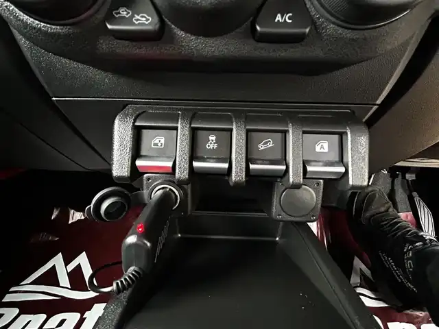 スズキ ジムニー XC 道北・旭川 2024(令6)年 0.3万km ピュアホワイトP ワンオーナー/メモリナビ（AVN-LS01W）/フルセグテレビ/BluetoothAUDIO/バックカメラ/アイドリングストップ/ウィンカーミラー/クルーズコントロール/プッシュスタート/LEDヘッドライト/オートライト/フォグランプ/前席シートヒーター/スズキセーフティーサポート/バックソナー/ヘッドライトウォッシャー