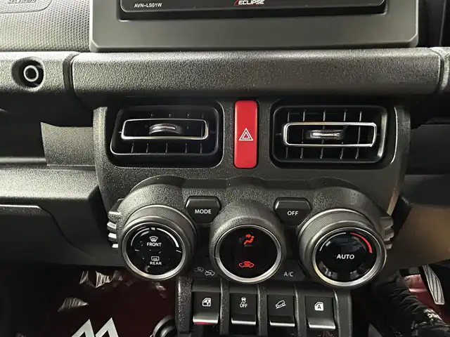 スズキ ジムニー XC 道北・旭川 2024(令6)年 0.3万km ピュアホワイトP ワンオーナー/メモリナビ（AVN-LS01W）/フルセグテレビ/BluetoothAUDIO/バックカメラ/アイドリングストップ/ウィンカーミラー/クルーズコントロール/プッシュスタート/LEDヘッドライト/オートライト/フォグランプ/前席シートヒーター/スズキセーフティーサポート/バックソナー/ヘッドライトウォッシャー