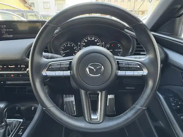 マツダ マツダ３ファストバック 15S ツーリング 三重県 2021(令3)年 2.7万km ソウルレッドクリスタルM ♪ワンオーナー /♪走行26245km/i-ACTIVSENSE/・スマートブレーキサポート/・車線逸脱警報/・ブラインドスポットモニタリング/・レーンキープアシストシステム/・レーダークルーズコントロール/・ハイビームコントロールシステム/・360°モニター/バック/サイド/フロントカメラ/コーナーセンサー/オートブレーキホールド/ヘッドアップディスプレイ/i-stop/前後ドライブレコーダー/ルームミラー型レーダー探知機/スマートキー×3/プッシュスタート/純正ナビ/・HDMI・USB・CD/・DVD再生・フルセグ/・Bluetoothオーディオ/・Apple Car Play/・Android Auto/純正18インチAW/社外16インチAW積込/・205/60R16/・スタッドレスタイヤ/LEDヘッドライト/オートライト/オートワイパー/ウィンカーミラー/オートリトラクタブルミラー/革巻ステアリング/ステアリングスイッチ/プライバシーガラス/フロアマット/ドアバイザー/ETC/サイド/カーテン/ニーエアバック