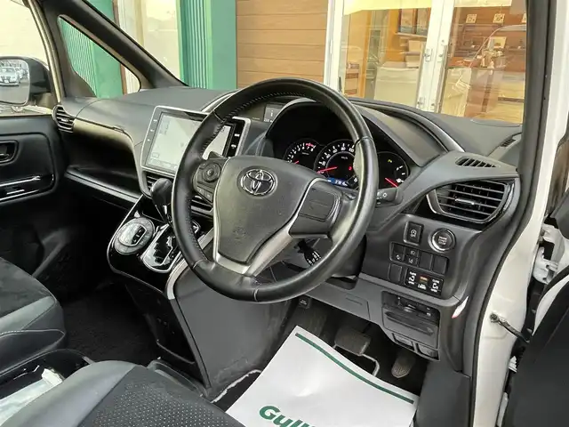 トヨタ ヴォクシー ZS 煌Ⅲ 宮崎県 2021(令3)年 3.8万km ホワイトパールクリスタルシャイン ワンオーナー/ディーラー純正ナビ(NSZN-Z08T)/(BT/AM/FM/CD/DVD)/バックカメラ/フルセグテレビ/スマートキー/ETC/前後ドライブレコーダー/ハーフレザー/両側パワースライドドア/オートマチックハイビーム/プッシュスタート/クルーズコントロール/LEDヘッドライト/アイドリングストップ