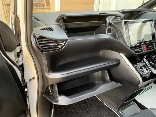 トヨタ ヴォクシー ZS 煌Ⅲ 宮崎県 2021(令3)年 3.8万km ホワイトパールクリスタルシャイン ワンオーナー/ディーラー純正ナビ(NSZN-Z08T)/(BT/AM/FM/CD/DVD)/バックカメラ/フルセグテレビ/スマートキー/ETC/前後ドライブレコーダー/ハーフレザー/両側パワースライドドア/オートマチックハイビーム/プッシュスタート/クルーズコントロール/LEDヘッドライト/アイドリングストップ