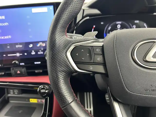 レクサス ＮＸ 350h Fスポーツ 千葉県 2023(令5)年 5.2万km ホワイトノーヴァガラスフレーク 禁煙車/ワンオーナー/レクサスセーフティセンス/・レーンディパーチャーアラート/・クリアランスソナー/・ブラインドスポットモニター/・パーキンサポートブレーキ/・ヘッドアップディスプレイ/・レーダークルーズコントロール/サンルーフ/パワーバックドア/オレンジブレーキキャリパー/純正14型ディスプレイオーディオナビ付き/・Bluetooth/USB/・全方位カメラ/・ビルトインETC2.0/・パドルシフト/革巻きステアリング/・ステアリングスイッチ/・ステアリングヒーター/赤革レザーシート/・DNシートヒーター/・DNエアーシート/・DNパワーシート/・D席メモリ付き/置くだけ充電/純正フロアマット/純正20インチAW/オートライト/・オートマチックハイビーム/・LEDヘッドライト/・LEDフォグランプ