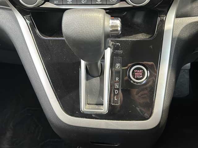 日産 セレナ ハイウェイスター 静岡県 2016(平28)年 9.2万km ブリリアントホワイトパール 2トーン 社外メモリナビ/・CD/・DVD/・フルセグＴＶ/・Bluetooth/・AM/・FM/主要装備/・両側パワスラ/・後席モニター/・衝突軽減/・クルコン/・ETC/・社外フロアマット/・純正アルミホイール/・LEDヘッドライト/・オートライト/・フォグランプ/・スマートキー/・プッシュスタート