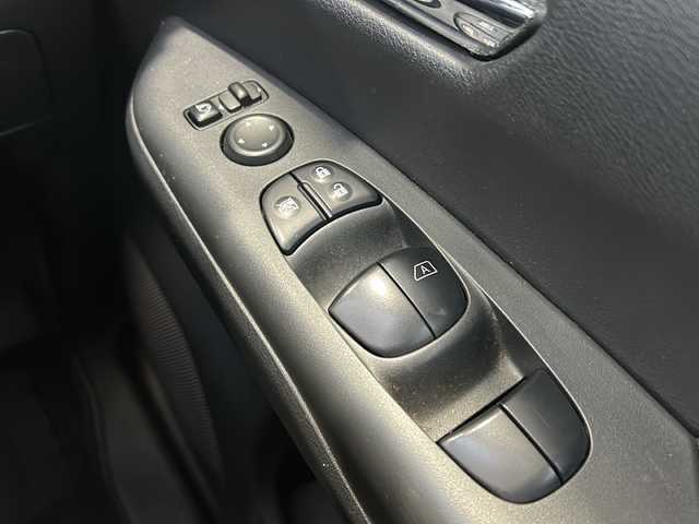 日産 セレナ ハイウェイスター 静岡県 2016(平28)年 9.2万km ブリリアントホワイトパール 2トーン 社外メモリナビ/・CD/・DVD/・フルセグＴＶ/・Bluetooth/・AM/・FM/主要装備/・両側パワスラ/・後席モニター/・衝突軽減/・クルコン/・ETC/・社外フロアマット/・純正アルミホイール/・LEDヘッドライト/・オートライト/・フォグランプ/・スマートキー/・プッシュスタート