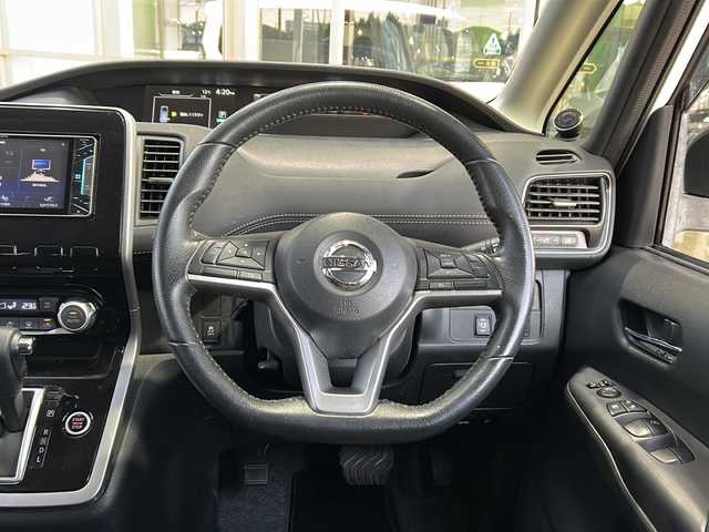 日産 セレナ ハイウェイスター 静岡県 2016(平28)年 9.2万km ブリリアントホワイトパール 2トーン 社外メモリナビ/・CD/・DVD/・フルセグＴＶ/・Bluetooth/・AM/・FM/主要装備/・両側パワスラ/・後席モニター/・衝突軽減/・クルコン/・ETC/・社外フロアマット/・純正アルミホイール/・LEDヘッドライト/・オートライト/・フォグランプ/・スマートキー/・プッシュスタート