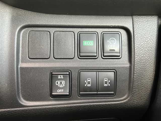 日産 セレナ ハイウェイスター 静岡県 2016(平28)年 9.2万km ブリリアントホワイトパール 2トーン 社外メモリナビ/・CD/・DVD/・フルセグＴＶ/・Bluetooth/・AM/・FM/主要装備/・両側パワスラ/・後席モニター/・衝突軽減/・クルコン/・ETC/・社外フロアマット/・純正アルミホイール/・LEDヘッドライト/・オートライト/・フォグランプ/・スマートキー/・プッシュスタート