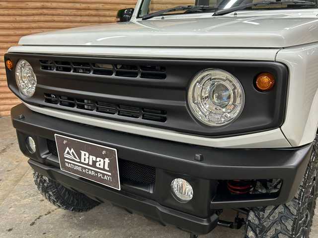 スズキ ジムニー XC 道北・旭川 2021(令3)年 2.1万km ピュアホワイトP AIS検査済み/【2410008678AZ】/社外パーツ取り付けあり/2インチリフトアップキット（社外）/マッドロンスポーツ　フロントグリル（社外）/マッドロンスポーツ　フロントバンパー（社外）/クリアサイドマーカー/エクストリームJ XJ07（社外）/ヨコハマ　ジオランダーM/T（社外）
