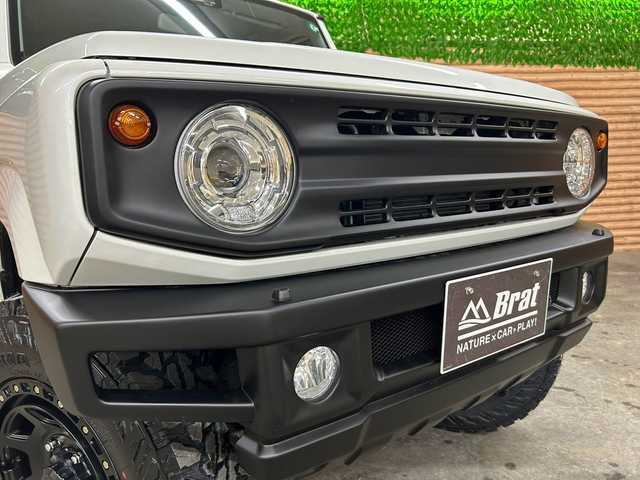 スズキ ジムニー XC 道北・旭川 2021(令3)年 2.1万km ピュアホワイトP AIS検査済み/【2410008678AZ】/社外パーツ取り付けあり/2インチリフトアップキット（社外）/マッドロンスポーツ　フロントグリル（社外）/マッドロンスポーツ　フロントバンパー（社外）/クリアサイドマーカー/エクストリームJ XJ07（社外）/ヨコハマ　ジオランダーM/T（社外）