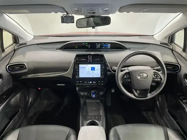トヨタ プリウス Sツーリングセレクション 愛知県 2022(令4)年 1.8万km エモーショナルレッドⅡ 純正８インチディスプレイナビ　/（AM/FM/Bluetooth/USB/Miracast/CarPlay)/トヨタセーフティセンス　/　　-レーダークルーズコントロール　/　　-プリクラッシュセーフティ/　　-レーントレーニングアシスト/　　-オートマチックハイビーム/　　-ロードサインアシスト/先行車発進告知/ＡＣ１００Ｖ　/ビルトインＥＴＣ　/シートヒーター　/ＬＥＤヘッドライト　/LEDフォグランプ/ドライブレコーダー　/バックカメラ　/純正フロアマット