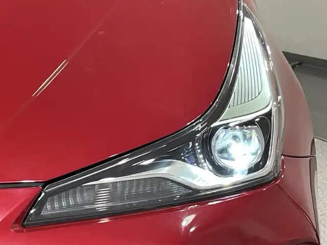 トヨタ プリウス Sツーリングセレクション 愛知県 2022(令4)年 1.8万km エモーショナルレッドⅡ 純正８インチディスプレイナビ　/（AM/FM/Bluetooth/USB/Miracast/CarPlay)/トヨタセーフティセンス　/　　-レーダークルーズコントロール　/　　-プリクラッシュセーフティ/　　-レーントレーニングアシスト/　　-オートマチックハイビーム/　　-ロードサインアシスト/先行車発進告知/ＡＣ１００Ｖ　/ビルトインＥＴＣ　/シートヒーター　/ＬＥＤヘッドライト　/LEDフォグランプ/ドライブレコーダー　/バックカメラ　/純正フロアマット