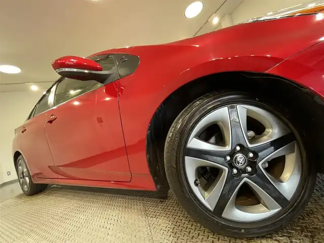トヨタ プリウス Sツーリングセレクション 愛知県 2022(令4)年 1.8万km エモーショナルレッドⅡ 純正８インチディスプレイナビ　/（AM/FM/Bluetooth/USB/Miracast/CarPlay)/トヨタセーフティセンス　/　　-レーダークルーズコントロール　/　　-プリクラッシュセーフティ/　　-レーントレーニングアシスト/　　-オートマチックハイビーム/　　-ロードサインアシスト/先行車発進告知/ＡＣ１００Ｖ　/ビルトインＥＴＣ　/シートヒーター　/ＬＥＤヘッドライト　/LEDフォグランプ/ドライブレコーダー　/バックカメラ　/純正フロアマット
