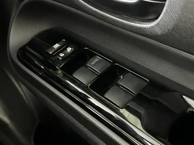 トヨタ アクア S グランパー 佐賀県 2021(令3)年 5.6万km ホワイトパールクリスタルシャイン 社外7インチナビ（AVIC-RZ403）/(Bluetooth.DVD)/衝突被害軽減システム/全方位バックカメラ/先行車発進お知らせ機能/車線逸脱警報/オートライト/オートマチックハイビーム/クリアランスソナー/ETC/前方ドライブレコーダー/LEDヘッドライト/純正フロアマット/スマートキー/スペアキー×1/プッシュスタート/電動格納ミラー