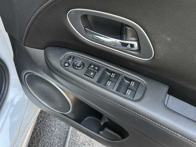 ホンダ ヴェゼル ハイブリッド Z ホンダセンシング 京都府 2020(令2)年 7.4万km パール ワンオーナー /ホンダセンシング/衝突軽減ブレーキ/路外脱却抑制装置/車線維持支援システム/純正メーカーOPSDナビ　/フルセグTV　/禁煙車　/バックカメラ　/LEDライト　/クルーズコントロール　/パドルシフト　/スマートキー　/前方シートヒーター/ハーフレザー　/前方純正ドライブレコーダー/純正AW17インチ/ウィンカーミラー/ビルトインETC/パワーウィンドウ/パワーステアリング/スペアキー有/CD/DVD再生機能有/iPod/AUX/純正フロアマット/リアエアロ/横滑り防止装置/Wサイドエアバッグ/ワイパーデアイサー