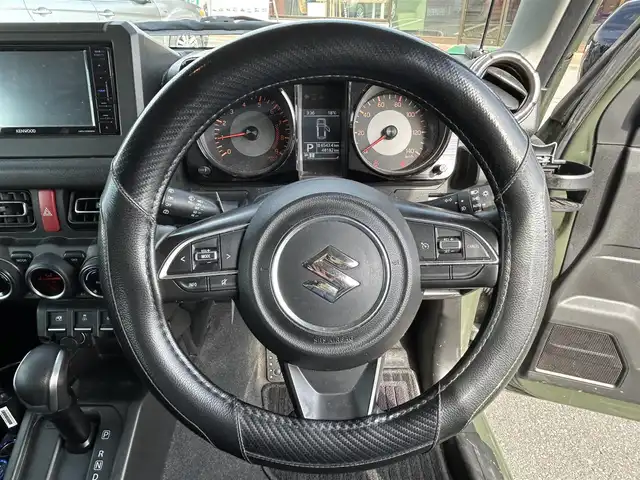 スズキ ジムニー XC 長野県 2020(令2)年 4.9万km ジャングルグリーン 社外ナビ（FM/AM、CD、IPOD、AUX）/ワンセグテレビ/クルーズコントロール追従無/社外ETC/社外ドライブレコーダー/横滑り防止装置/レーンキープアシスト/前席シートヒーター/ダウンヒルアシスト/盗難防止装置/センターデフロック/衝突軽減システム/ダブルサイドエアバック/背面タイヤ/LEDオートライト/社外フロアマット/エンジンスターター/革ステアリング/ドアバイザー/４WD/保証書、取扱説明書/社外アルミ付き冬タイヤ