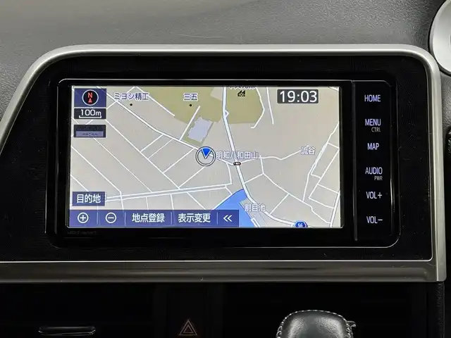 トヨタ シエンタ ハイブリッド ファンベースG 三重県 2022(令4)年 5.6万km ブラックマイカ/センシュアルレッドマイカ ハイブリッド/FF/インパネCVT/純正 7インチナビ NSZT-W68T/【OP】パノラミックビューモニター/両側パワースライドドア/ドライブレコーダー 前後/ビルトイン ETC/Toyota Safety Sense/・プリクラッシュセーフティ［PCS］/・レーンディパーチャーアラート［LDA］/・オートハイビーム［AHB］/・インテリジェントクリアランスソナー［パーキングサポートブレーキ（PKSB）（静止物）］/・先行車発進告知機能［TMN］/装備/・【OP】シートヒーターパッケージ（シートヒーター（D/N）、ステアリングヒーター）/・クルーズコントロール/・オートエアコン/・LEDヘッドランプ＆フロントフォグランプ/・プッシュスタート/・純正ホイールキャップ＆15インチスチールホイール/・保/取/ナビ取/・スマートキーx2