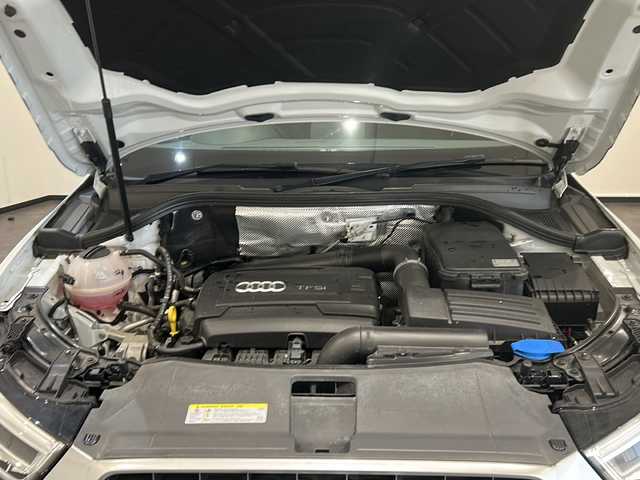 アウディ Ｑ３ 2．0 TFSI クワトロ 180PS 新潟県 2017(平29)年 2.8万km グレイシアホワイトメタリック コンビニエンスパッケージ/・アドバンストキーシステム/・アウディパーキングシステムリヤビューカメラ/レザー パッケージ/・ファインナッパレザー  /・シートヒーター (フロント)・/・デコラティブパネル　 ウォルナットバルサミックブラウン/LEDパッケージ/・LEDヘッドライト/・ヘッドライトウォッシャー/・LEDリヤダイナミックターンインディケーター/MMIナビゲーション/・SSDナビゲーション/・CD/DVD/ミュージックサーバー/ラジオ/Bluetooth/フルセグ/ドライブレコーダー/ETC/ドアバイザー/純正フロアマット