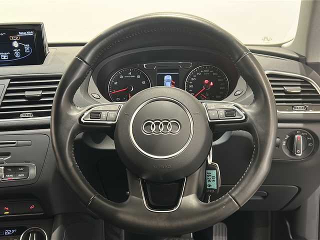 アウディ Ｑ３ 2．0 TFSI クワトロ 180PS 新潟県 2017(平29)年 2.8万km グレイシアホワイトメタリック コンビニエンスパッケージ/・アドバンストキーシステム/・アウディパーキングシステムリヤビューカメラ/レザー パッケージ/・ファインナッパレザー  /・シートヒーター (フロント)・/・デコラティブパネル　 ウォルナットバルサミックブラウン/LEDパッケージ/・LEDヘッドライト/・ヘッドライトウォッシャー/・LEDリヤダイナミックターンインディケーター/MMIナビゲーション/・SSDナビゲーション/・CD/DVD/ミュージックサーバー/ラジオ/Bluetooth/フルセグ/ドライブレコーダー/ETC/ドアバイザー/純正フロアマット
