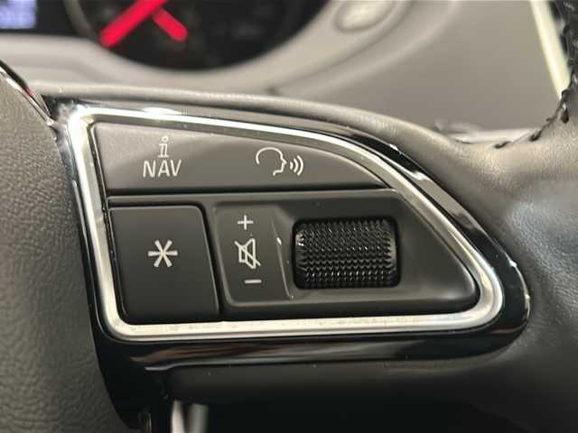アウディ Ｑ３ 2．0 TFSI クワトロ 180PS 新潟県 2017(平29)年 2.8万km グレイシアホワイトメタリック コンビニエンスパッケージ/・アドバンストキーシステム/・アウディパーキングシステムリヤビューカメラ/レザー パッケージ/・ファインナッパレザー  /・シートヒーター (フロント)・/・デコラティブパネル　 ウォルナットバルサミックブラウン/LEDパッケージ/・LEDヘッドライト/・ヘッドライトウォッシャー/・LEDリヤダイナミックターンインディケーター/MMIナビゲーション/・SSDナビゲーション/・CD/DVD/ミュージックサーバー/ラジオ/Bluetooth/フルセグ/ドライブレコーダー/ETC/ドアバイザー/純正フロアマット