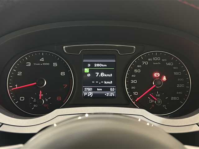 アウディ Ｑ３ 2．0 TFSI クワトロ 180PS 新潟県 2017(平29)年 2.8万km グレイシアホワイトメタリック コンビニエンスパッケージ/・アドバンストキーシステム/・アウディパーキングシステムリヤビューカメラ/レザー パッケージ/・ファインナッパレザー  /・シートヒーター (フロント)・/・デコラティブパネル　 ウォルナットバルサミックブラウン/LEDパッケージ/・LEDヘッドライト/・ヘッドライトウォッシャー/・LEDリヤダイナミックターンインディケーター/MMIナビゲーション/・SSDナビゲーション/・CD/DVD/ミュージックサーバー/ラジオ/Bluetooth/フルセグ/ドライブレコーダー/ETC/ドアバイザー/純正フロアマット