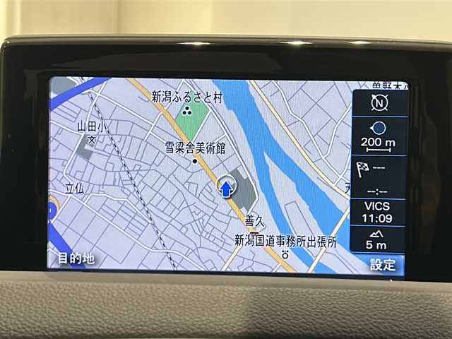 アウディ Ｑ３ 2．0 TFSI クワトロ 180PS 新潟県 2017(平29)年 2.8万km グレイシアホワイトメタリック コンビニエンスパッケージ/・アドバンストキーシステム/・アウディパーキングシステムリヤビューカメラ/レザー パッケージ/・ファインナッパレザー  /・シートヒーター (フロント)・/・デコラティブパネル　 ウォルナットバルサミックブラウン/LEDパッケージ/・LEDヘッドライト/・ヘッドライトウォッシャー/・LEDリヤダイナミックターンインディケーター/MMIナビゲーション/・SSDナビゲーション/・CD/DVD/ミュージックサーバー/ラジオ/Bluetooth/フルセグ/ドライブレコーダー/ETC/ドアバイザー/純正フロアマット
