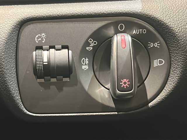 アウディ Ｑ３ 2．0 TFSI クワトロ 180PS 新潟県 2017(平29)年 2.8万km グレイシアホワイトメタリック コンビニエンスパッケージ/・アドバンストキーシステム/・アウディパーキングシステムリヤビューカメラ/レザー パッケージ/・ファインナッパレザー  /・シートヒーター (フロント)・/・デコラティブパネル　 ウォルナットバルサミックブラウン/LEDパッケージ/・LEDヘッドライト/・ヘッドライトウォッシャー/・LEDリヤダイナミックターンインディケーター/MMIナビゲーション/・SSDナビゲーション/・CD/DVD/ミュージックサーバー/ラジオ/Bluetooth/フルセグ/ドライブレコーダー/ETC/ドアバイザー/純正フロアマット