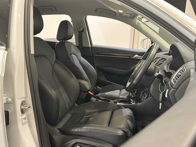 アウディ Ｑ３ 2．0 TFSI クワトロ 180PS 新潟県 2017(平29)年 2.8万km グレイシアホワイトメタリック コンビニエンスパッケージ/・アドバンストキーシステム/・アウディパーキングシステムリヤビューカメラ/レザー パッケージ/・ファインナッパレザー  /・シートヒーター (フロント)・/・デコラティブパネル　 ウォルナットバルサミックブラウン/LEDパッケージ/・LEDヘッドライト/・ヘッドライトウォッシャー/・LEDリヤダイナミックターンインディケーター/MMIナビゲーション/・SSDナビゲーション/・CD/DVD/ミュージックサーバー/ラジオ/Bluetooth/フルセグ/ドライブレコーダー/ETC/ドアバイザー/純正フロアマット