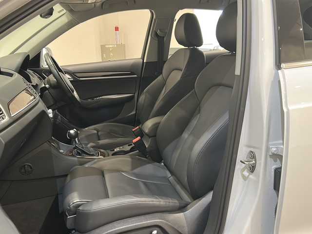 アウディ Ｑ３ 2．0 TFSI クワトロ 180PS 新潟県 2017(平29)年 2.8万km グレイシアホワイトメタリック コンビニエンスパッケージ/・アドバンストキーシステム/・アウディパーキングシステムリヤビューカメラ/レザー パッケージ/・ファインナッパレザー  /・シートヒーター (フロント)・/・デコラティブパネル　 ウォルナットバルサミックブラウン/LEDパッケージ/・LEDヘッドライト/・ヘッドライトウォッシャー/・LEDリヤダイナミックターンインディケーター/MMIナビゲーション/・SSDナビゲーション/・CD/DVD/ミュージックサーバー/ラジオ/Bluetooth/フルセグ/ドライブレコーダー/ETC/ドアバイザー/純正フロアマット
