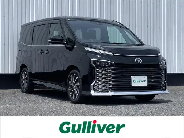 トヨタ ヴォクシー S－Z 千葉県 2024(令6)年 0.4万km アティチュードブラックマイカ ワンオーナー/純正10.5インチディスプレイオーディオプラス/(フルセグTV CD DVD BT FM AM HDMI)/快適利便パッケージ/プロジェクター式LEDヘッドライト/純正フリップダウンモニター/シートヒーター/前後ドライブレコーダー/バックカメラ/衝突被害軽減システム/車線逸脱警報/クルーズコントロール/ハーフレザーシート/両側パワースライドドア/ハンズフリーオートスライドドア/横滑り防止装置/ETC2.0/LEDヘッドライト/フォグランプ/オートライト/ウィンカーミラー/電動格納ミラー/純正17インチAW/シートリフター/ステアリングヒーター/TVキャンセラー/プッシュスタート/スマートキー/フロアマット/ドアバイザー/取扱説明書/保証書