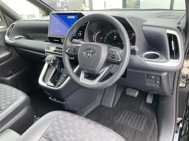 トヨタ ヴォクシー S－Z 千葉県 2024(令6)年 0.4万km アティチュードブラックマイカ ワンオーナー/純正10.5インチディスプレイオーディオプラス/(フルセグTV CD DVD BT FM AM HDMI)/快適利便パッケージ/プロジェクター式LEDヘッドライト/純正フリップダウンモニター/シートヒーター/前後ドライブレコーダー/バックカメラ/衝突被害軽減システム/車線逸脱警報/クルーズコントロール/ハーフレザーシート/両側パワースライドドア/ハンズフリーオートスライドドア/横滑り防止装置/ETC2.0/LEDヘッドライト/フォグランプ/オートライト/ウィンカーミラー/電動格納ミラー/純正17インチAW/シートリフター/ステアリングヒーター/TVキャンセラー/プッシュスタート/スマートキー/フロアマット/ドアバイザー/取扱説明書/保証書
