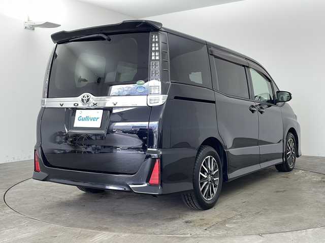 トヨタ ヴォクシー ZS 兵庫県 2015(平27)年 7.6万km ブラック ・純正ナビ/CD/DVD/TV/SD/Bluetooth/・バックカメラ/・ビルトインETC/・左側パワースライドドア/・アイドリングストップ/・ＬＥＤヘッドライト/・オートライト/・フォグランプ/・革巻きステアリング/・プッシュスタート/・スマートキー/・純正フロアマット/・純正16インチアルミホイール