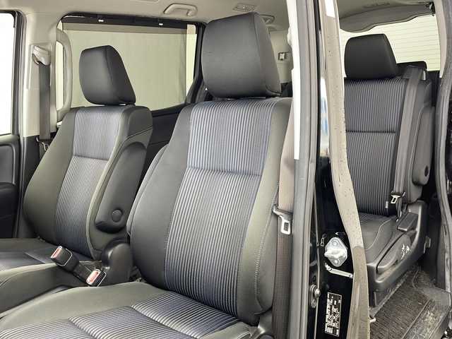 トヨタ ヴォクシー ZS 兵庫県 2015(平27)年 7.6万km ブラック ・純正ナビ/CD/DVD/TV/SD/Bluetooth/・バックカメラ/・ビルトインETC/・左側パワースライドドア/・アイドリングストップ/・ＬＥＤヘッドライト/・オートライト/・フォグランプ/・革巻きステアリング/・プッシュスタート/・スマートキー/・純正フロアマット/・純正16インチアルミホイール