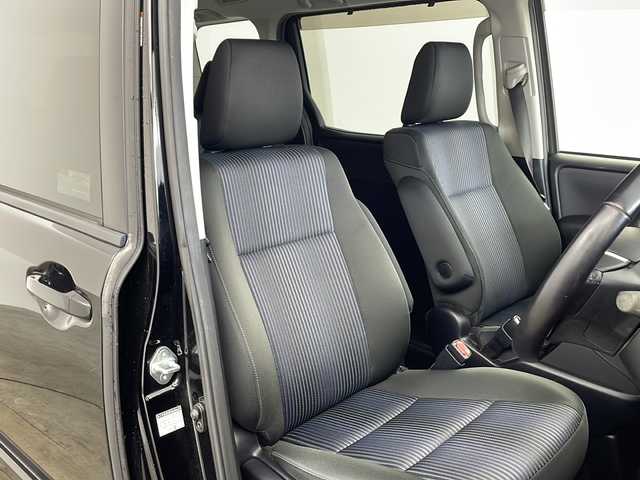 トヨタ ヴォクシー ZS 兵庫県 2015(平27)年 7.6万km ブラック ・純正ナビ/CD/DVD/TV/SD/Bluetooth/・バックカメラ/・ビルトインETC/・左側パワースライドドア/・アイドリングストップ/・ＬＥＤヘッドライト/・オートライト/・フォグランプ/・革巻きステアリング/・プッシュスタート/・スマートキー/・純正フロアマット/・純正16インチアルミホイール