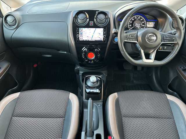 日産 ノート e－パワー メダリスト 大阪府 2018(平30)年 6.1万km シャイニングブルー インテリジェントエマージェンシーブレーキ/インテリジェントクルーズコントロール/踏み間違い衝突防止アシスト/LDW(車線逸脱警報）/インテリジェントLI(車線逸脱防止支援システム）/e-POWER Drive/ワンオーナー/純正ナビ(MM318D-W)/CD/DVD/Bluetooth/フルセグTV/SD/AM/FM/純正ドライブレコーダー(DJ4-D)/ETC/ハーフレザーシート/LEDヘッドライト/ハイビームアシスト/革巻ステアリング/ステアリングスイッチ/アームレスト/フロアマット/ドアバイザー/電動格納ミラー/プッシュスタート/インテリジェントキー×２/取扱説明書/ナビ取扱説明書/保証書